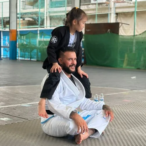 Coach Arno teaching Klong Toei kids on the mats